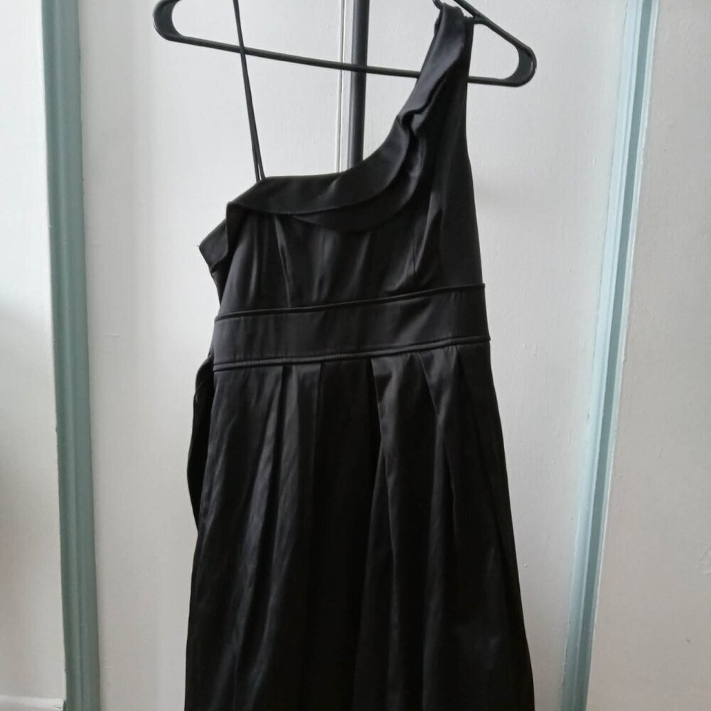 Asymmetrical black satin mid-thigh dress with tulle petticoat and belt, zipper